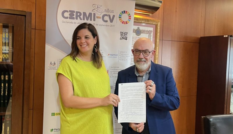 Sandra y Luis vaño con la el compromiso firmado