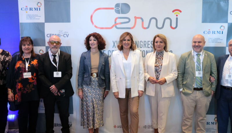 Luis Cayo Pérez Bueno, presidente del CERMI Estatal; Luis Vañó Gisbert, presidente de CERMI Comunidad Valenciana; María José Catalá, alcaldesa de València, la Vicepresidenta y consellera de Servicios Sociales, Igualdad y Vivienda, Susana Camarero, e Inmaculada González, diputada del área de Bienestar e Inclusión Social y Salud Pública de la Diputación de València.Tambien miembros del comité ejecutivo
