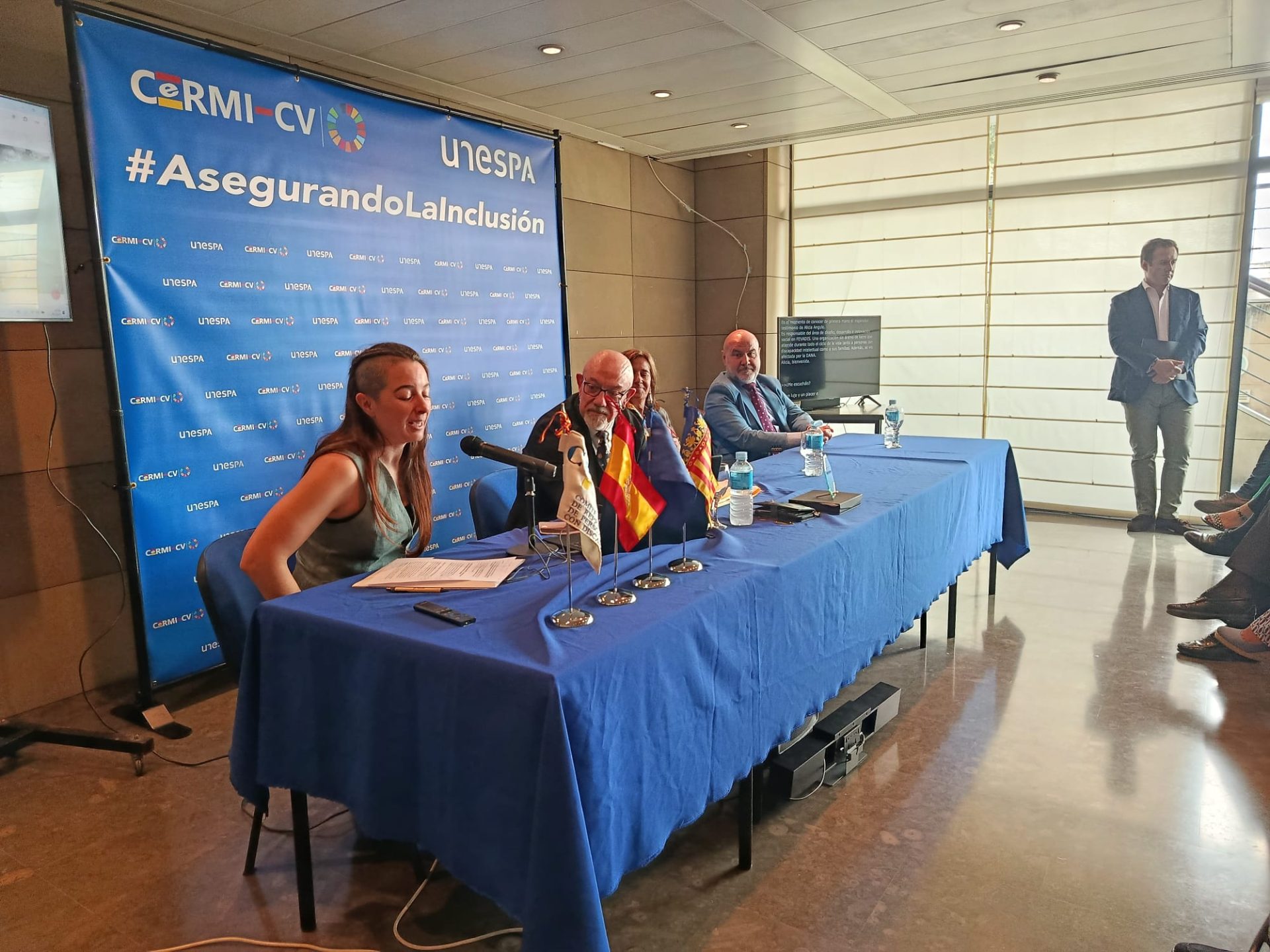 Alícia, Responsable de l «àrea de disseny, desenvolupament i innovació social a Fevadis, compta la seva experiència amb la #DANA “L” evolució emocional, encara no l “hem acabat de descobrir, perquè el suport que necessitem el dia 1 no és el que necessitem ara ni el que vam necessitar l” any que ve. Venim de lluny, però encara queda camí. Això va més enllà de la política o els colors: és un compromís comú, sostingut en el temps. Perquè només posant les persones al centre podrem avançar de veritat.» #AsegurandoLaInclusión 
