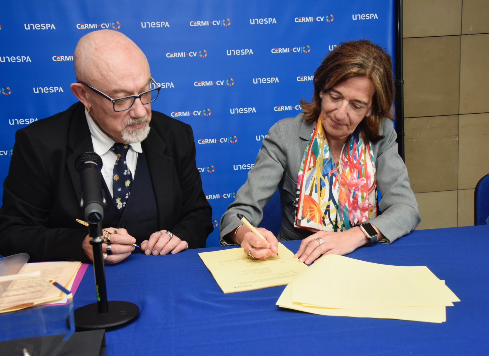 la Presidenta d'Unespa i el president de @CERMI signant el contracte