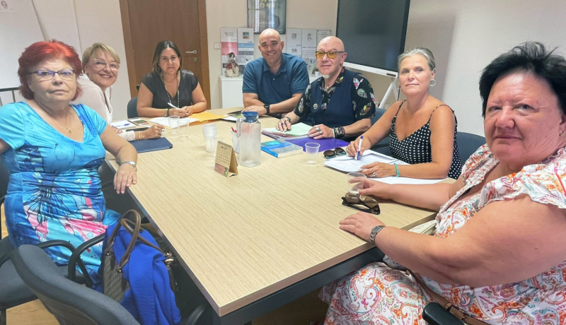 miembros de cermi junto con personal de la Conselleria de educación en un despacho frente a una mesa de trabajo