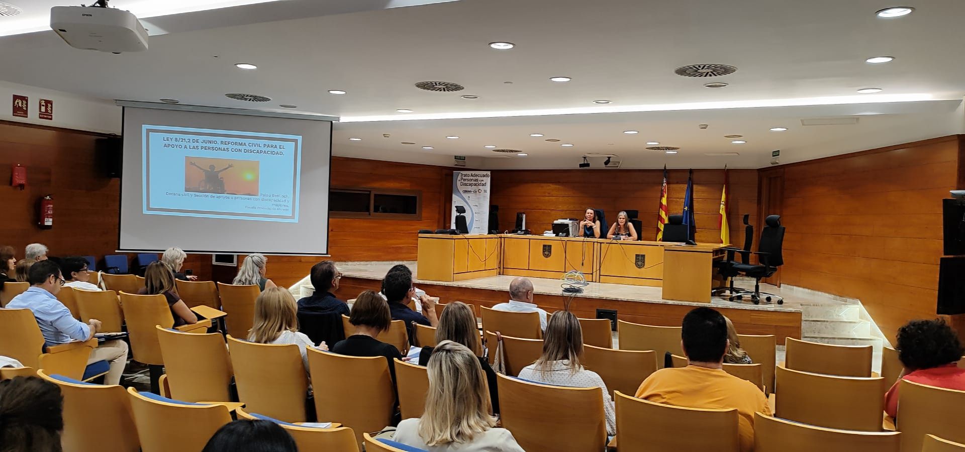 Salon de actos ciudad de la Justicia de Alicante, personal de Cermi hablando de la ley 8/2021
