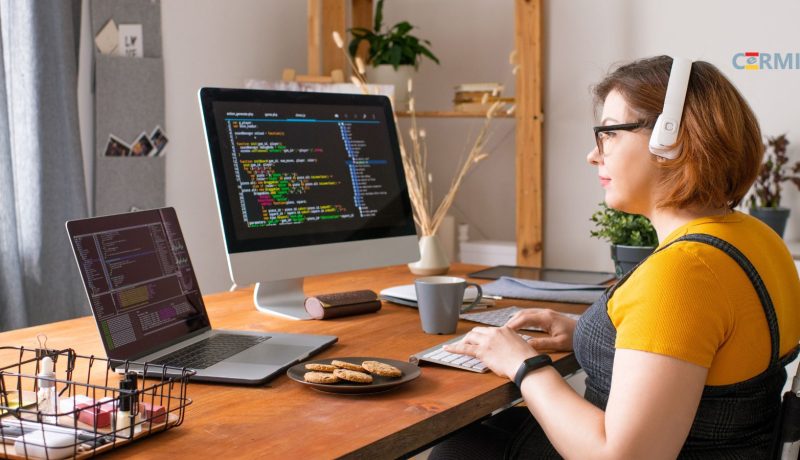 mUJER CON DISCAPACIDAD TELETRABAJANDO CON UN PORTÁTIL EN SU CASA