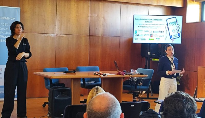 Helix impartint la formació juntament amb una intèrpret de LSE